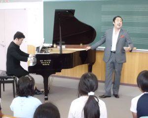 テノール歌手村上敏明氏、ピアニスト江澤隆行氏を招いての5年、6年の芸術鑑賞教室