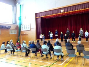 高齢者の方々に合唱を披露