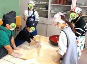 そば打ち体験～伸ばす作業