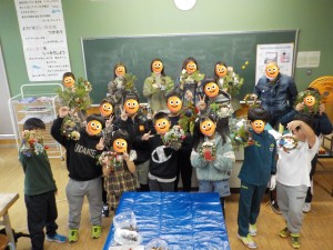 リースをつくって集合写真