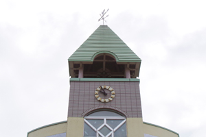 屋根と時計の写真
