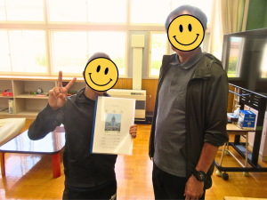 通知表を手渡し