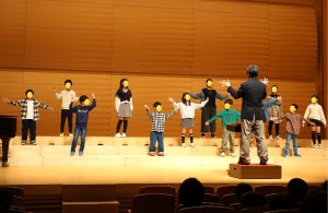 最後のステージで合唱を披露