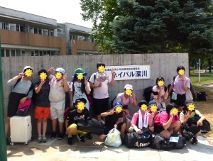 ネイパル深川玄関で記念撮影